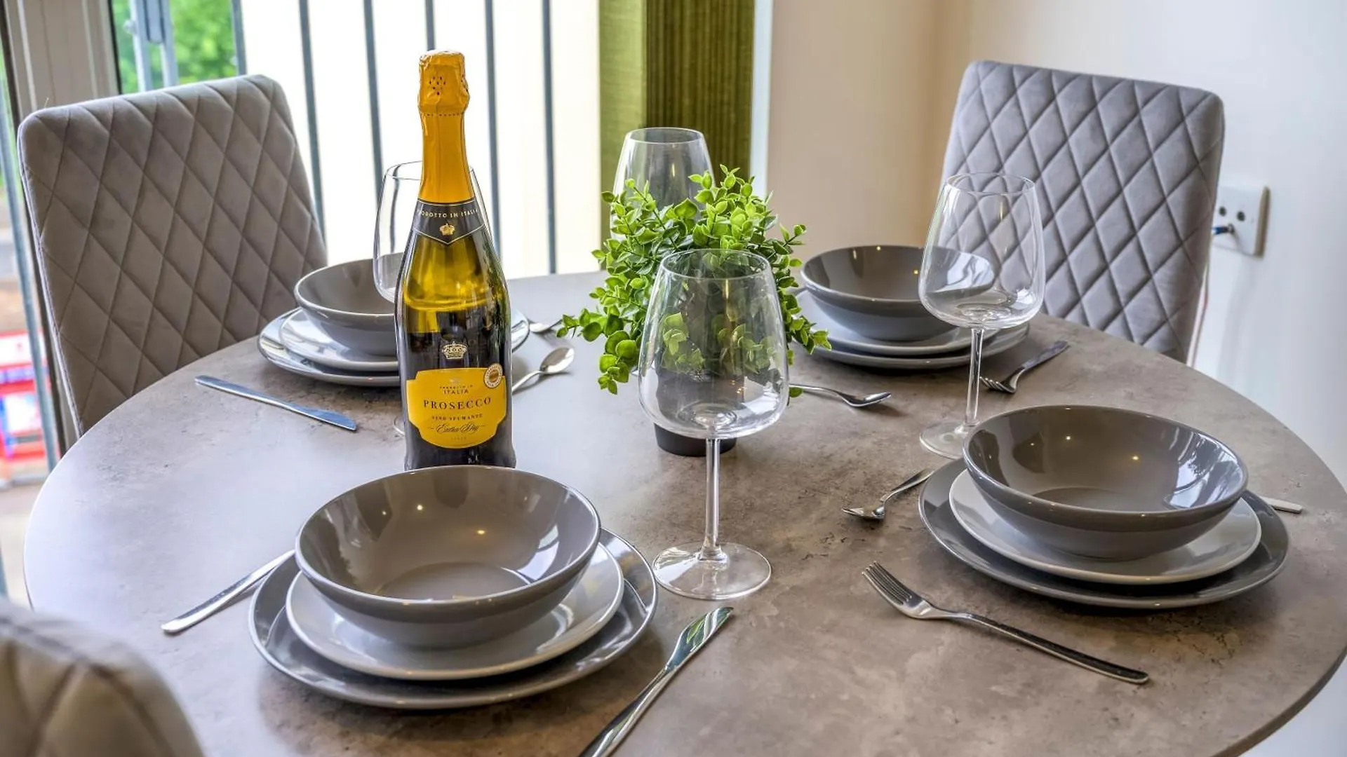 Warm 2-Bed Flat By Livestay Short Lets & Serviced Accommodation London Apartment
